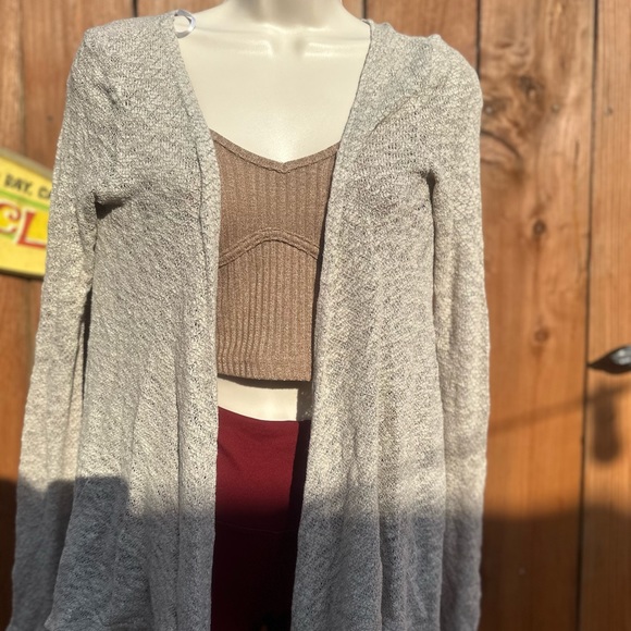 Cute tan knitted Cardigan Size Small - Picture 2 of 10